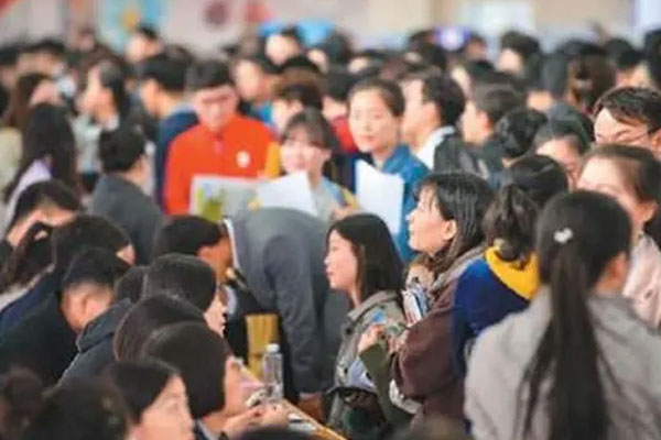 1076万高校毕业生规模创下新高，引发全社会对就业问题的关注