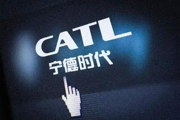 宁德时代股价下跌至409元，总市值跌破万亿元