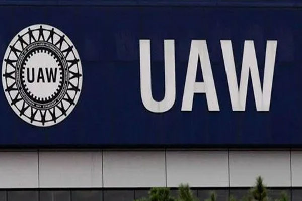 美国汽车工人大罢工进入3天倒计时之际，UAW现在提议将工人薪资提高36%